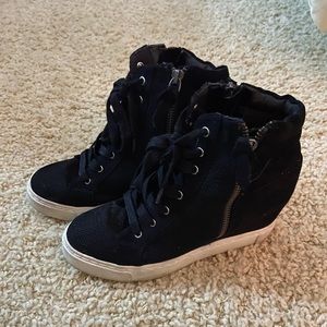 Steve Madden high top/partial heel black shoes